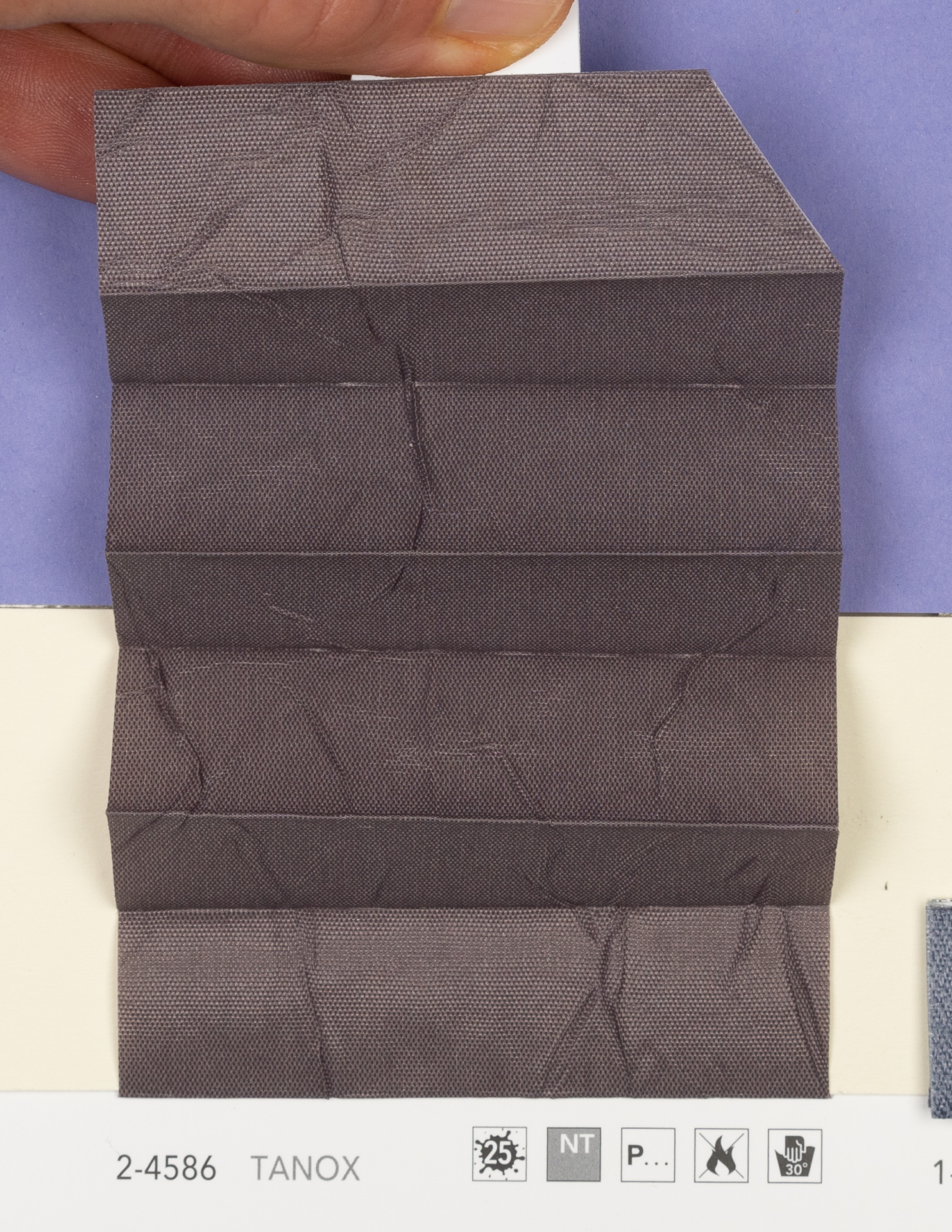 MHZ Plissee Stoff Muster aus der Farbkarte "19 Flame Retardant" | Material: 100 % PES