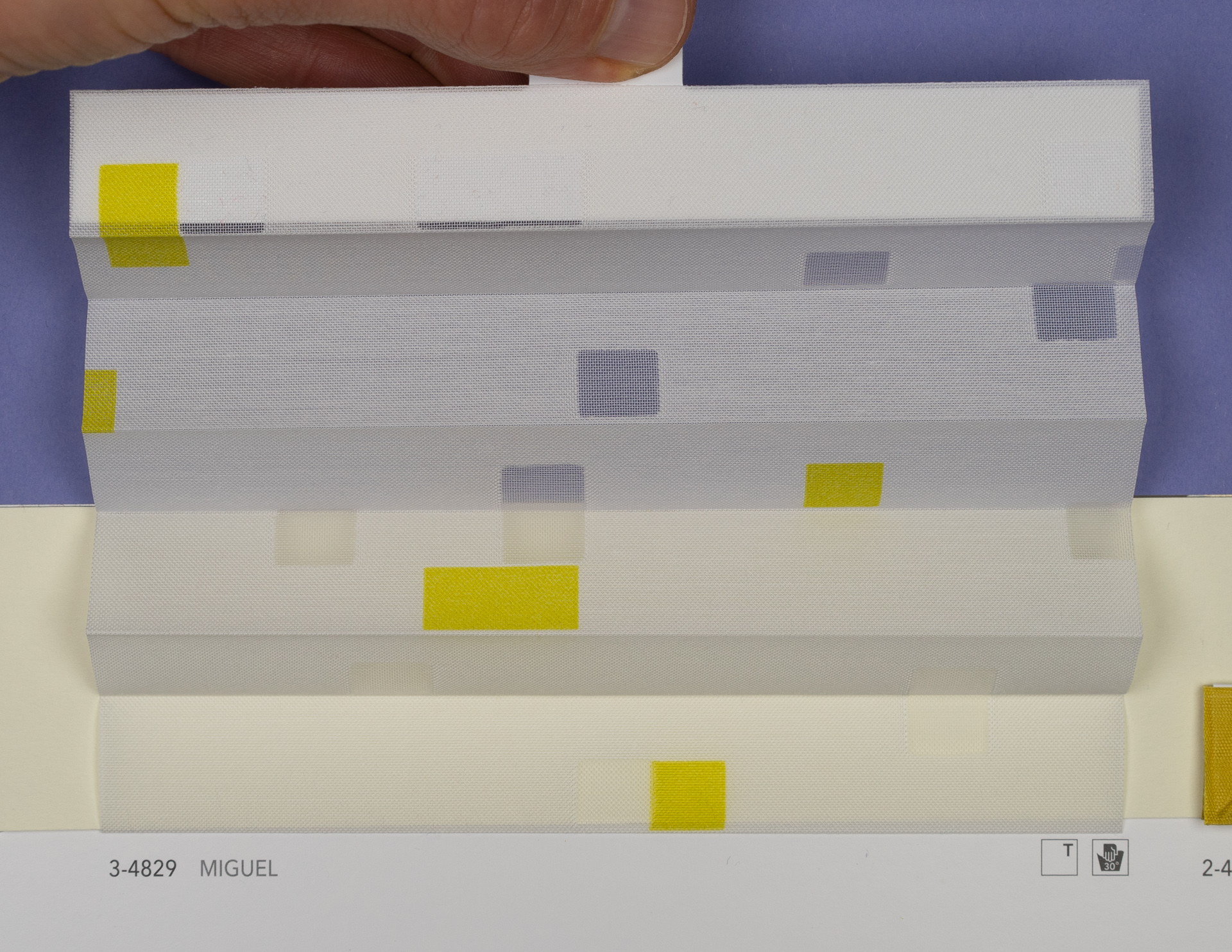 MHZ Plissee Stoff Muster aus der Farbkarte "17 Shiny and Bright" | Material: 70 % PES / 30 % CV