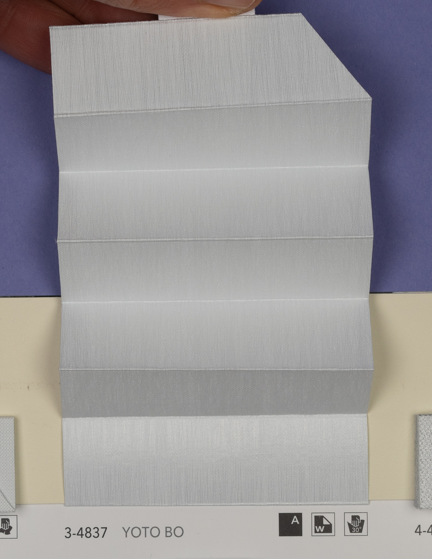 MHZ Plissee Stoff Muster aus der Farbkarte "18 Relaxed Night" | Material: 100 % PES