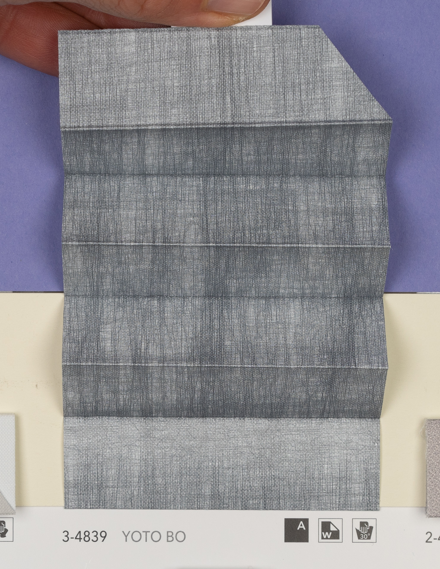 MHZ Plissee Stoff Muster aus der Farbkarte "18 Relaxed Night" | Material: 100 % PES