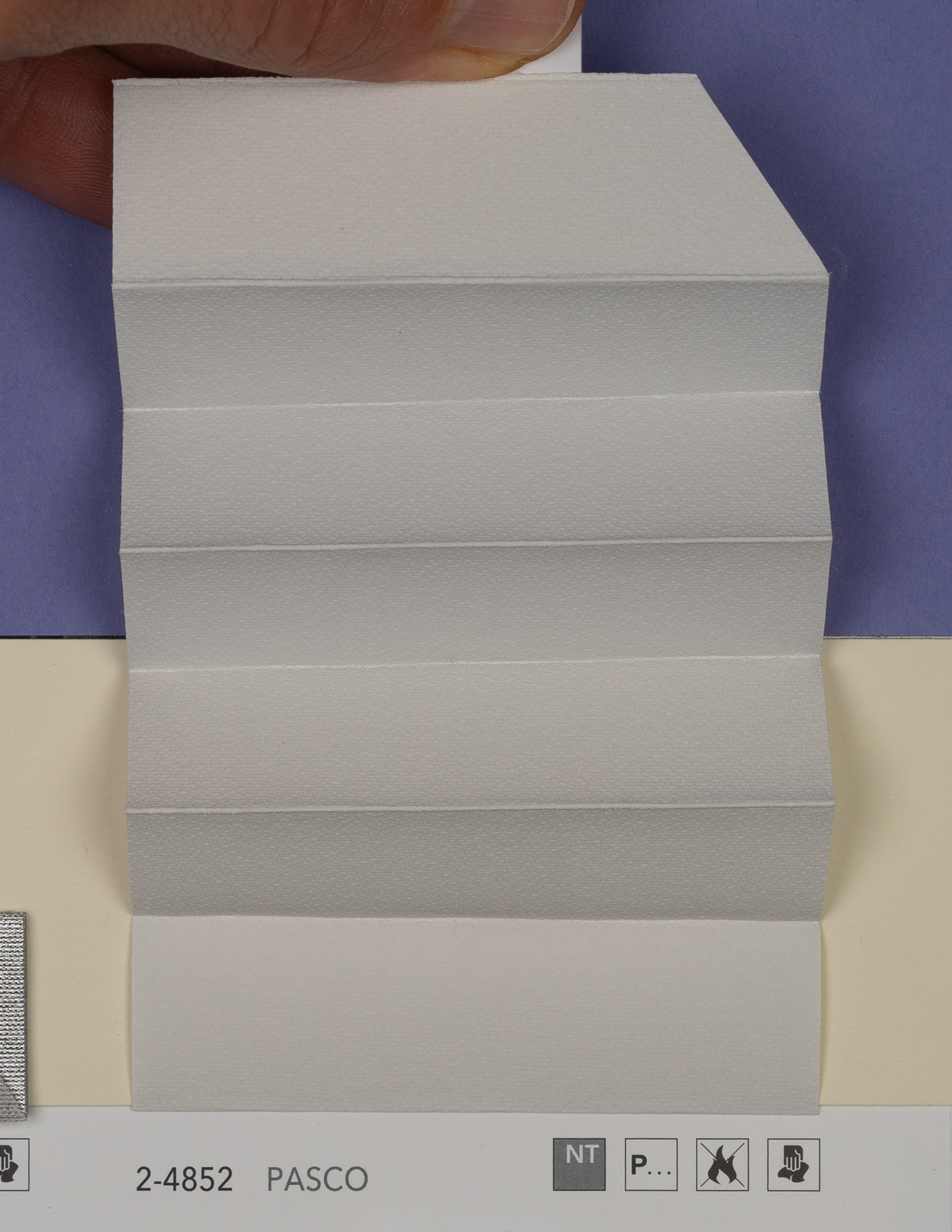 MHZ Plissee Stoff Muster aus der Farbkarte "19 Flame Retardant" | Material: 100 % PES