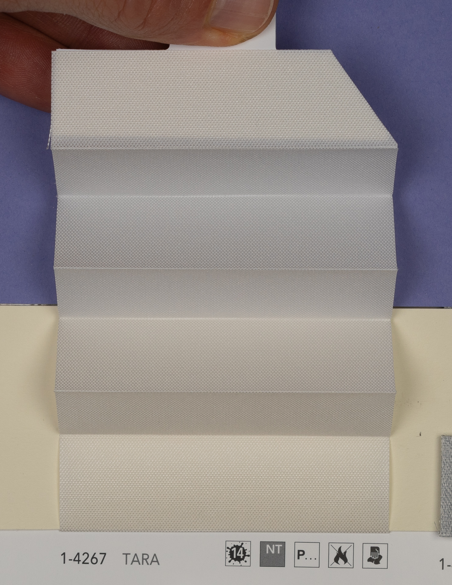 MHZ Plissee Stoff Muster aus der Farbkarte "19 Flame Retardant" | Material: 100 % PES