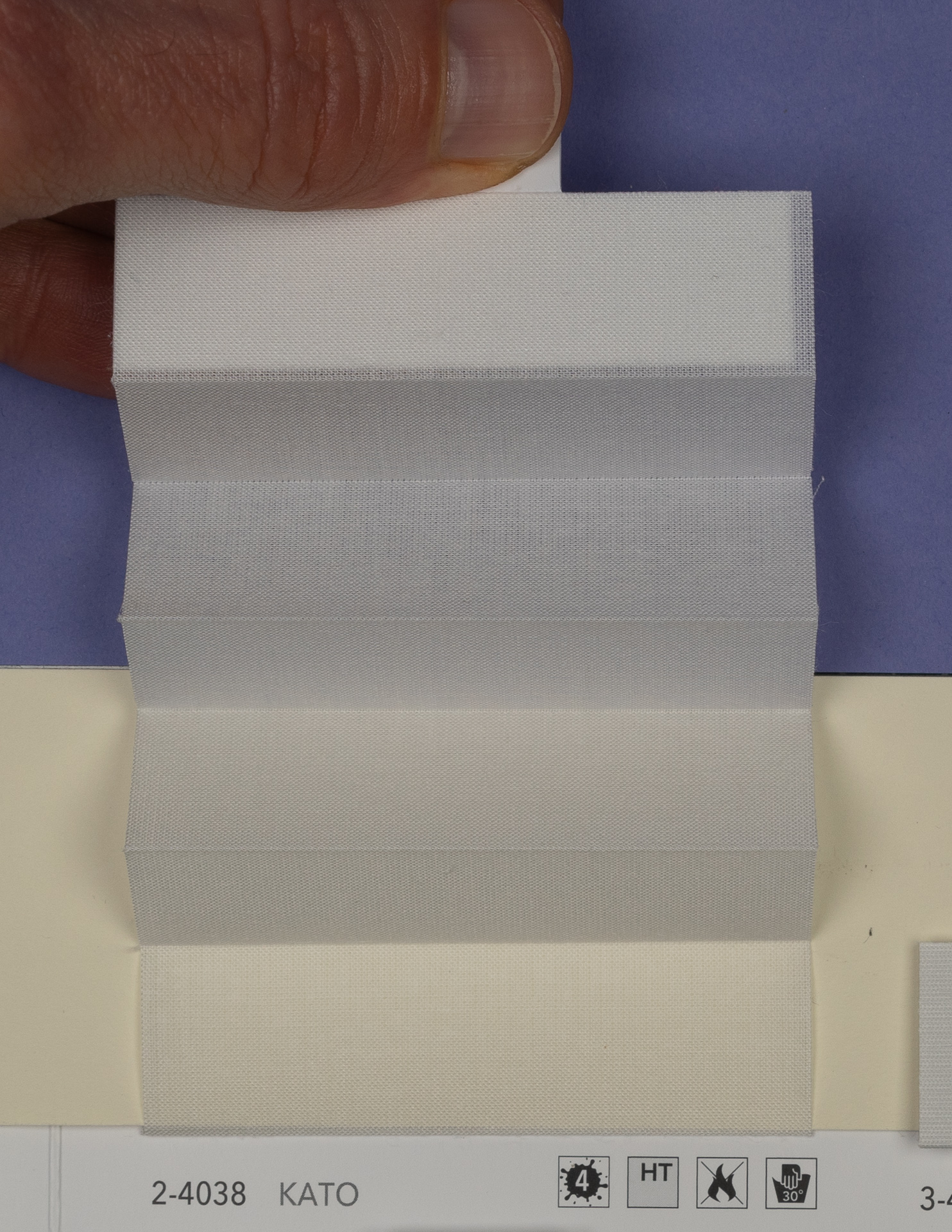 MHZ Plissee Stoff Muster aus der Farbkarte "20 Flame Retardant" | Material: 100 % PES Trevira CS