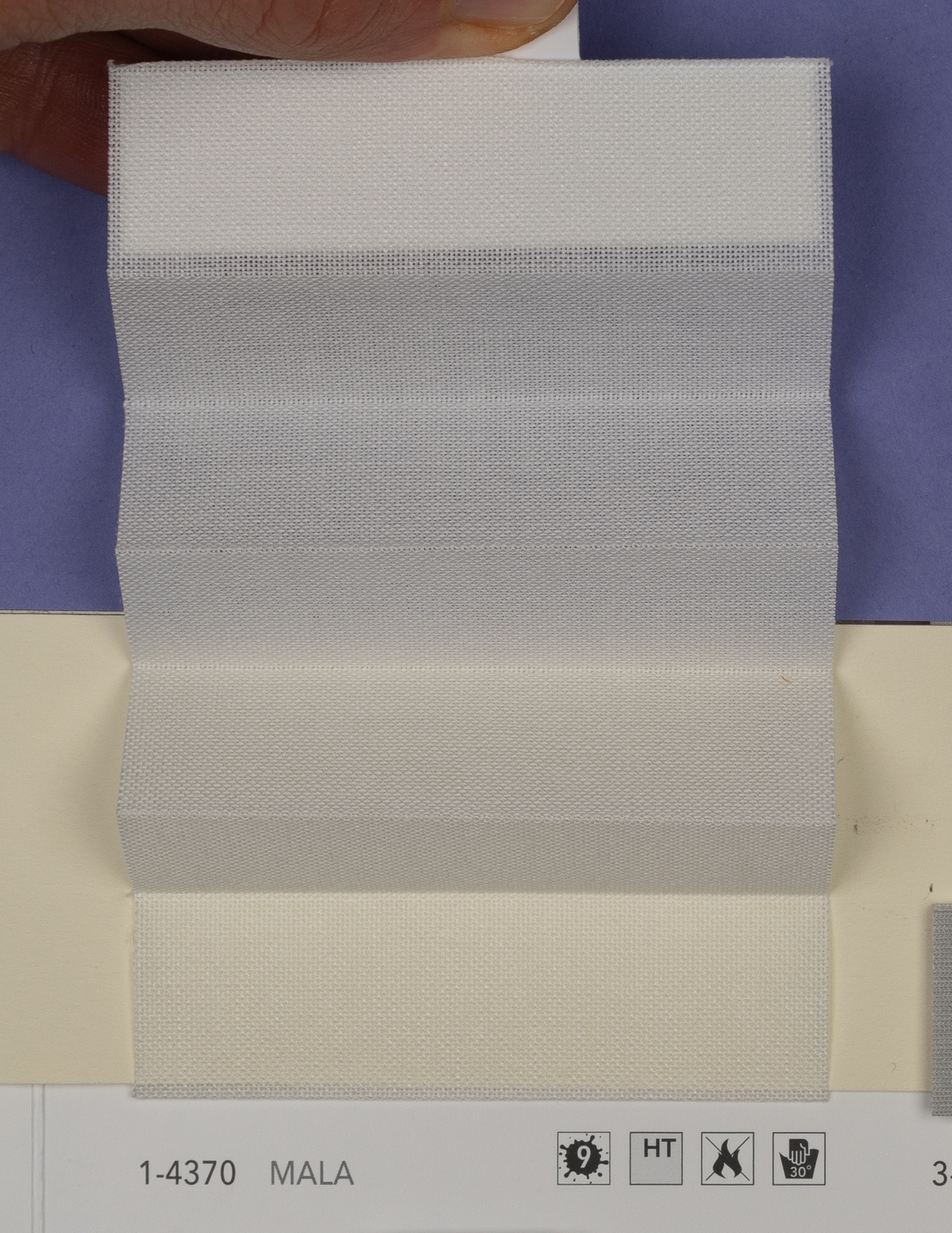 MHZ Plissee Stoff Muster aus der Farbkarte "20 Flame Retardant" | Material: 100 % PES Trevira CS