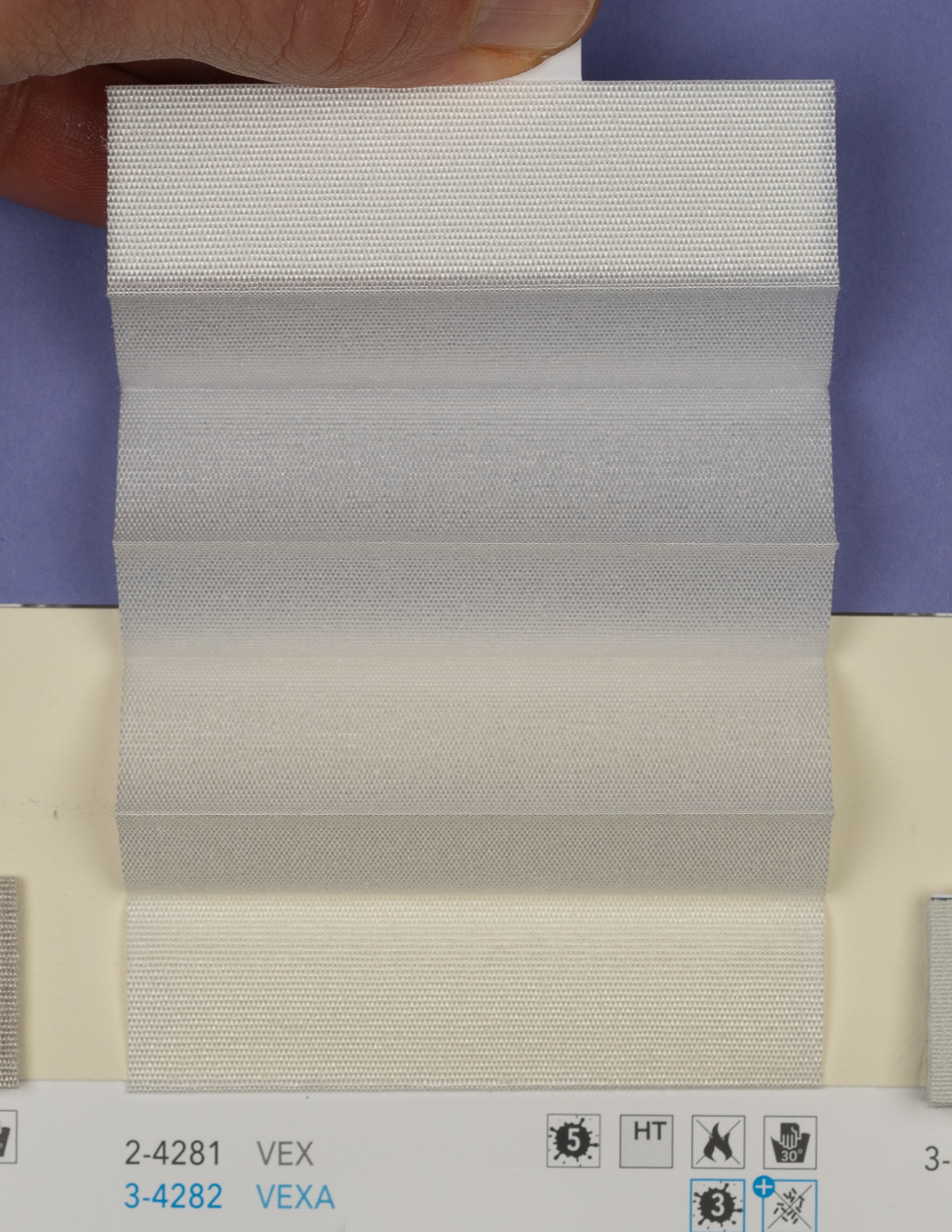 MHZ Plissee Stoff Muster aus der Farbkarte "20 Flame Retardant" | Material: 100 % PES Trevira CS