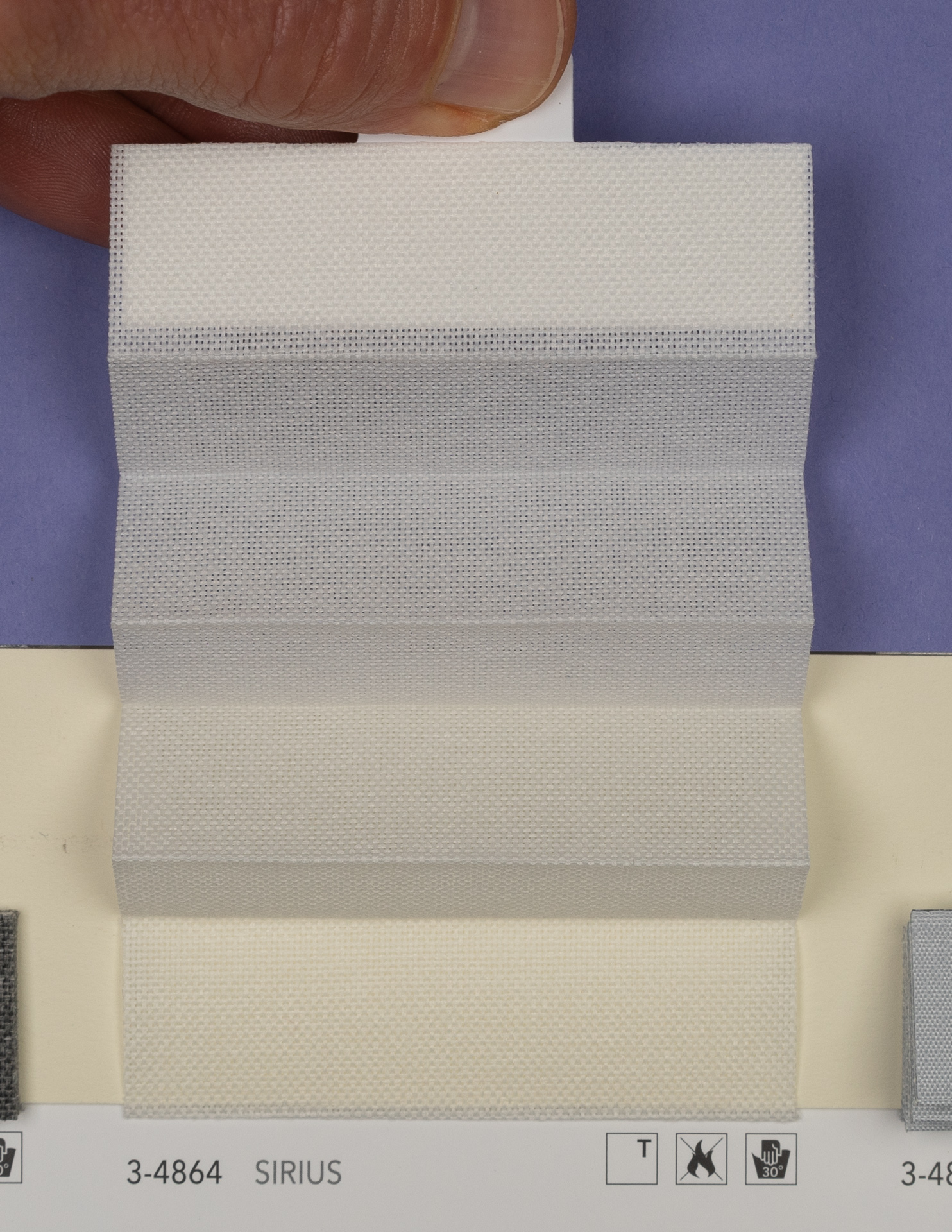 MHZ Plissee Stoff Muster aus der Farbkarte "20 Flame Retardant" | Material: 100 % PES Trevira CS