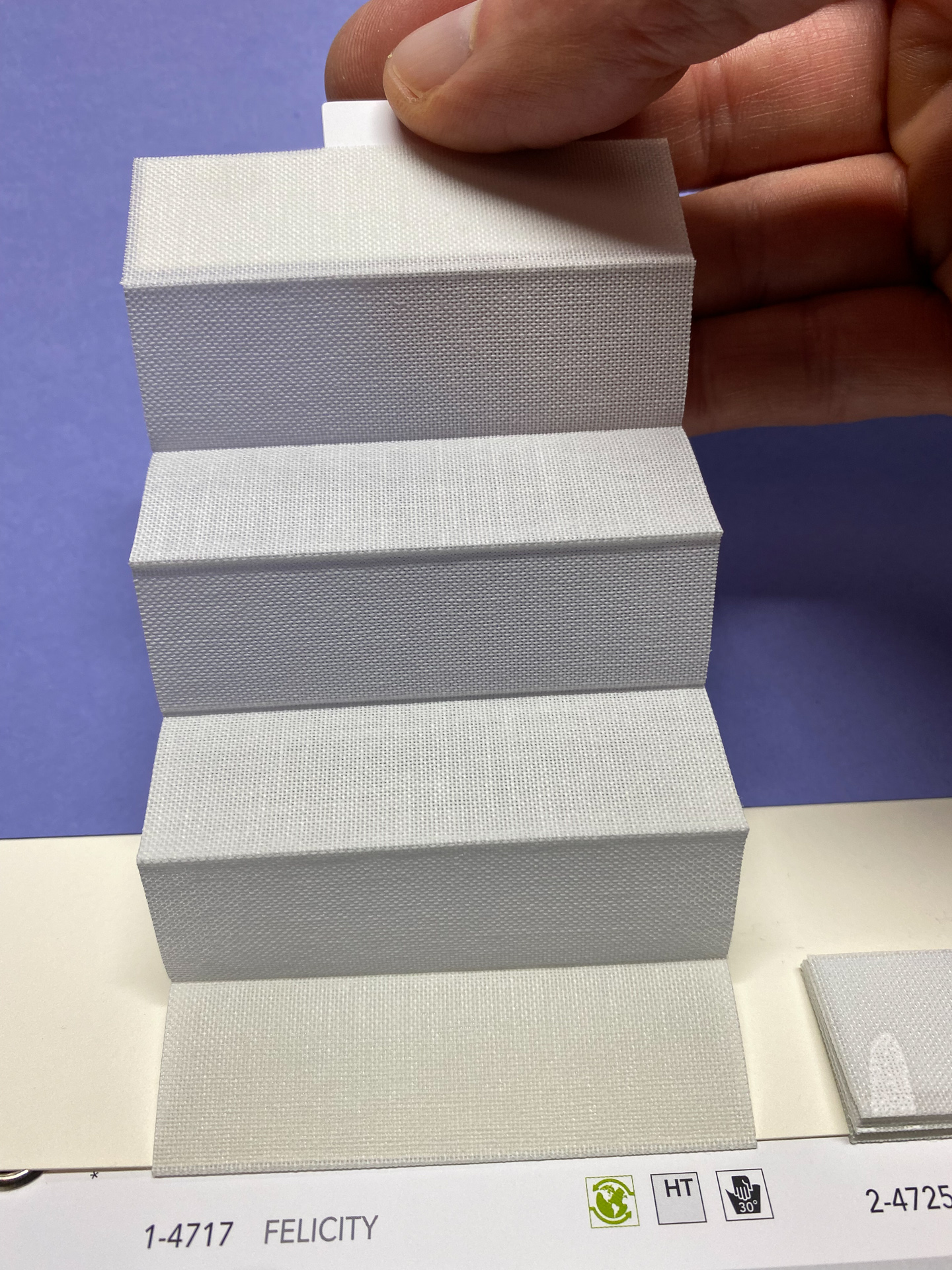 MHZ Plissee Stoff Muster aus der Farbkarte "3 white classics" | Material: 80 % RPES / 20 % PES